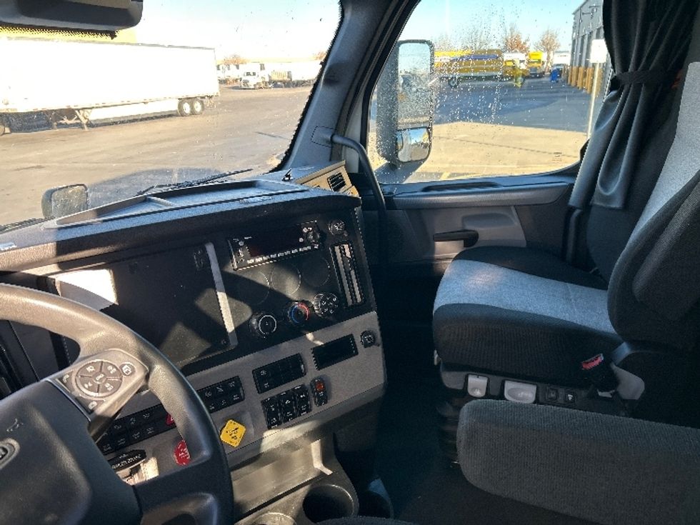 Sleeper Tractor-Heavy Duty Tractors-Freightliner-2022-T12664ST-Oklahoma City-OK-429,208\n\t\tmiles-$ 80,250 - Image 11