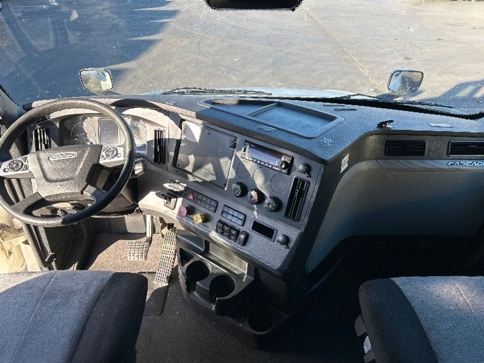 Sleeper Tractor-Heavy Duty Tractors-Freightliner-2022-T12664ST-Oklahoma City-OK-429,208\n\t\tmiles-$ 80,250 - Image 12