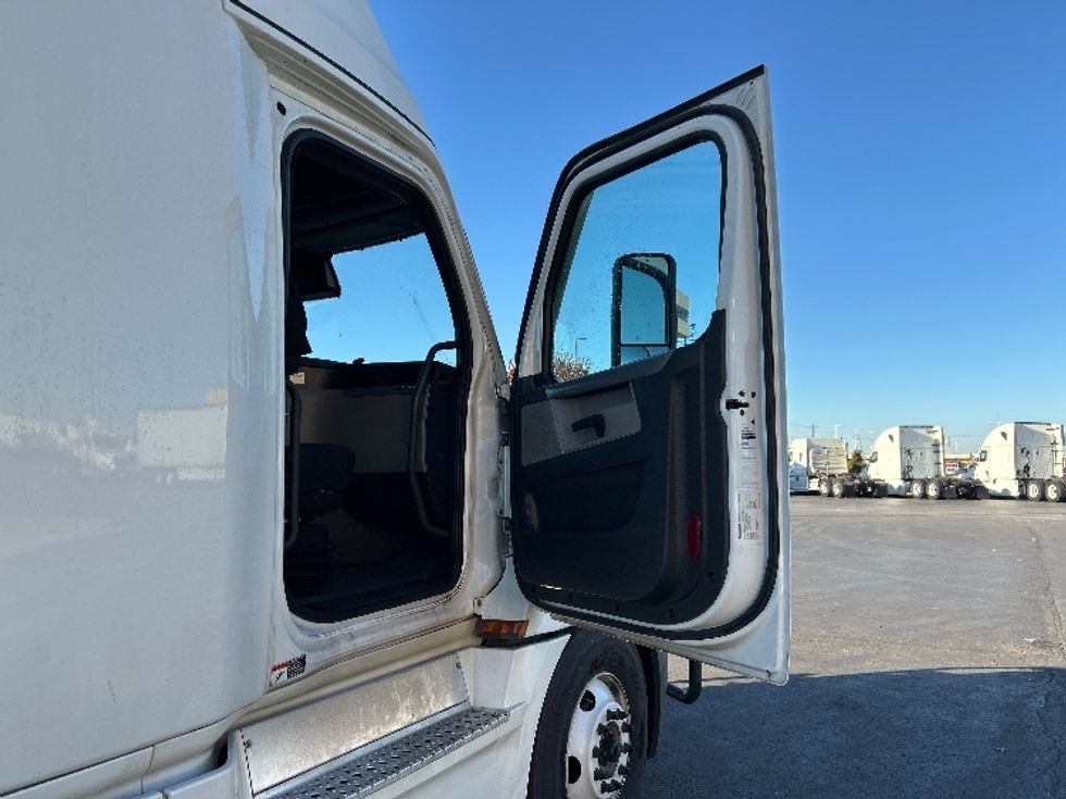 Sleeper Tractor-Heavy Duty Tractors-Freightliner-2022-T12664ST-Oklahoma City-OK-429,208\n\t\tmiles-$ 80,250 - Image 13