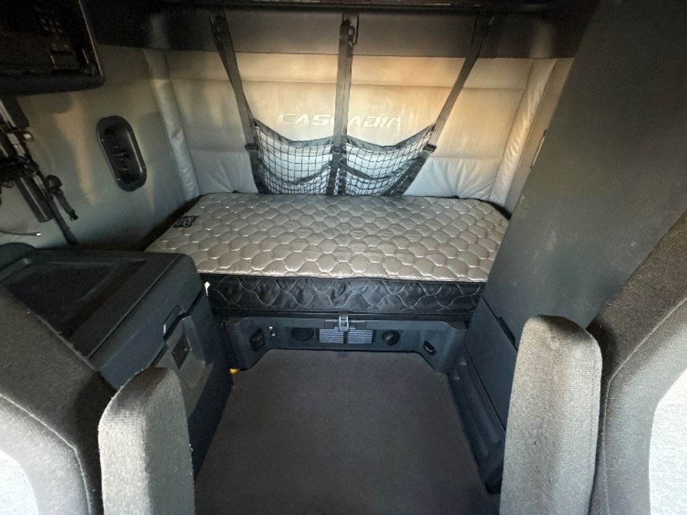 Sleeper Tractor-Heavy Duty Tractors-Freightliner-2022-T12664ST-Oklahoma City-OK-429,208\n\t\tmiles-$ 80,250 - Image 16