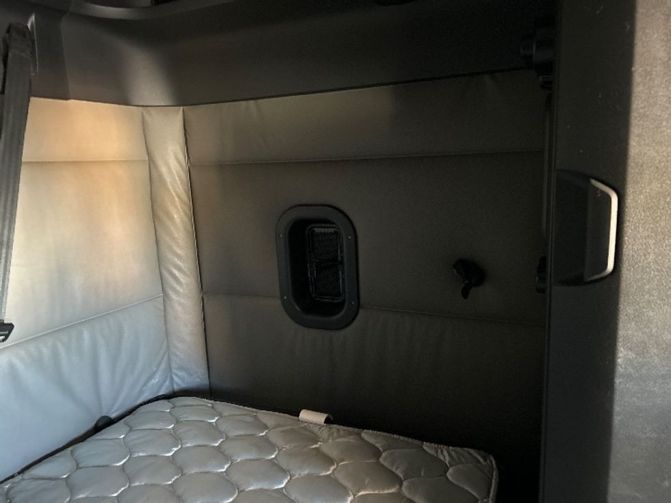 Sleeper Tractor-Heavy Duty Tractors-Freightliner-2022-T12664ST-Oklahoma City-OK-429,208\n\t\tmiles-$ 80,250 - Image 18