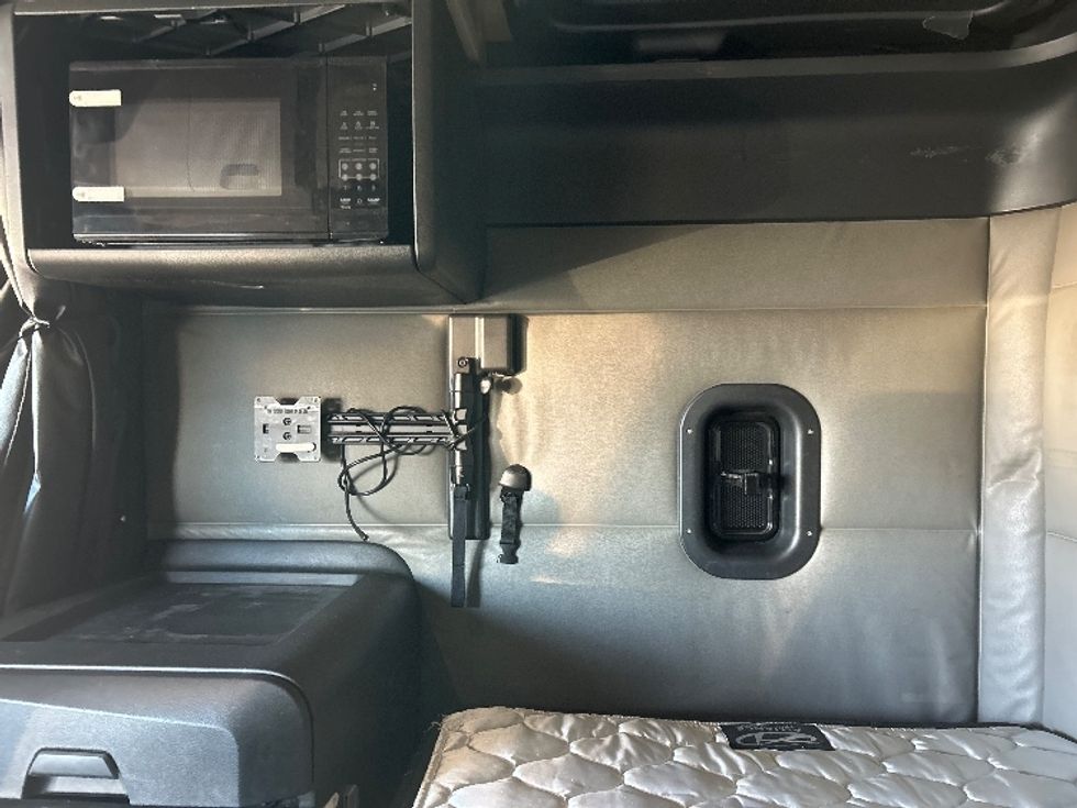 Sleeper Tractor-Heavy Duty Tractors-Freightliner-2022-T12664ST-Oklahoma City-OK-429,208\n\t\tmiles-$ 80,250 - Image 19