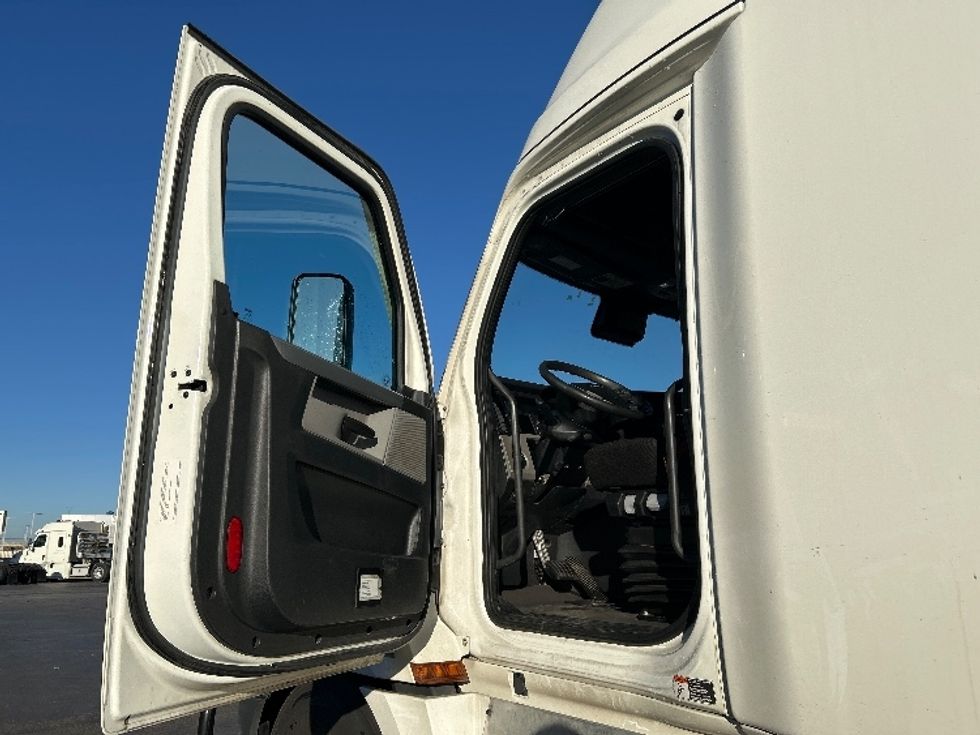 Sleeper Tractor-Heavy Duty Tractors-Freightliner-2022-T12664ST-Oklahoma City-OK-429,208\n\t\tmiles-$ 80,250 - Image 9