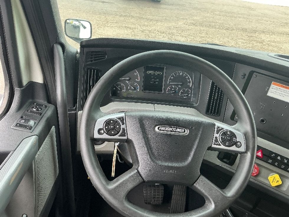 Sleeper Tractor-Heavy Duty Tractors-Freightliner-2022-T12664ST-Olive Branch-MS-480,089\n\t\tmiles-$ 73,250 - Image 11