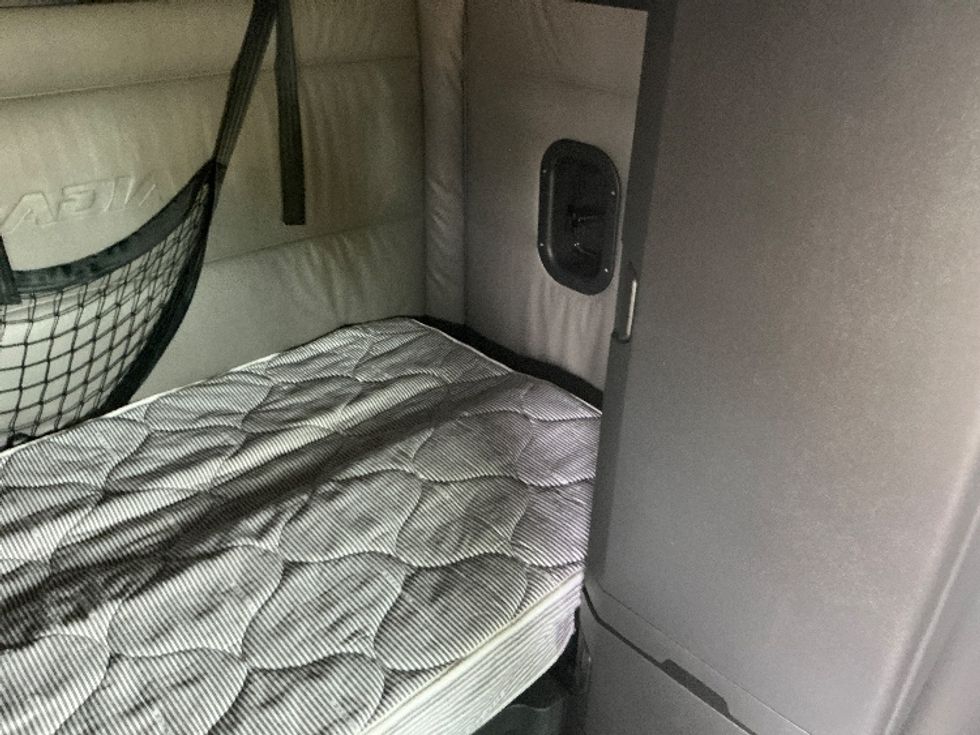 Sleeper Tractor-Heavy Duty Tractors-Freightliner-2022-T12664ST-Olive Branch-MS-480,089\n\t\tmiles-$ 73,250 - Image 17