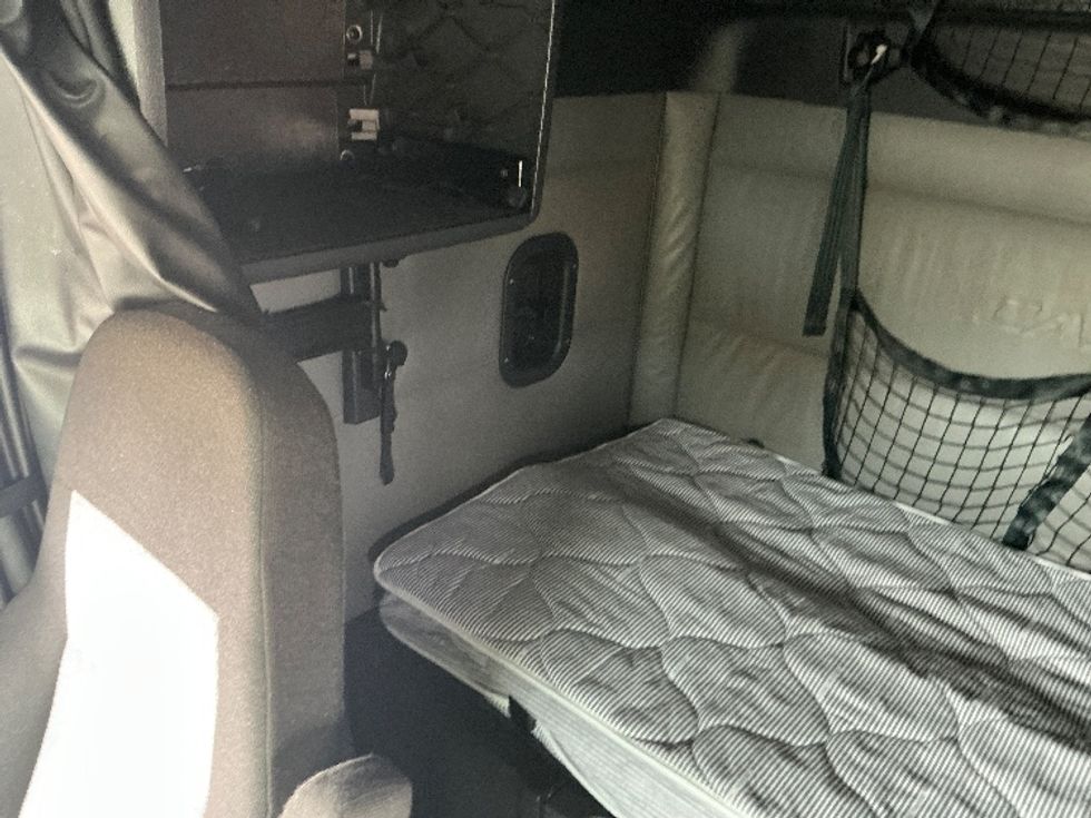 Sleeper Tractor-Heavy Duty Tractors-Freightliner-2022-T12664ST-Olive Branch-MS-480,089\n\t\tmiles-$ 73,250 - Image 18