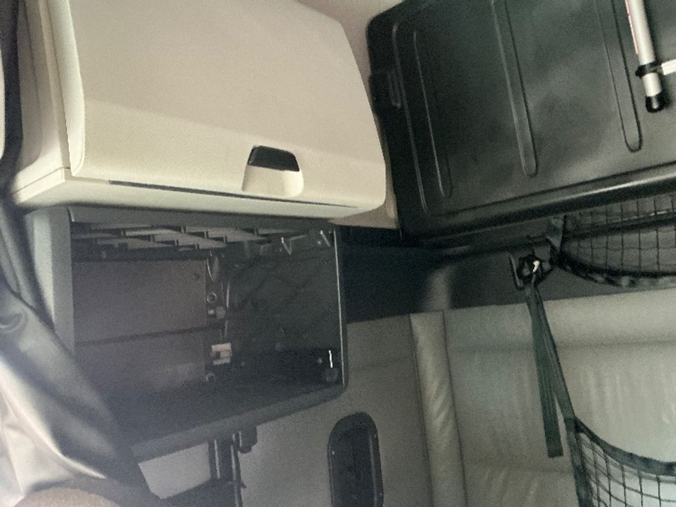 Sleeper Tractor-Heavy Duty Tractors-Freightliner-2022-T12664ST-Olive Branch-MS-480,089\n\t\tmiles-$ 73,250 - Image 19