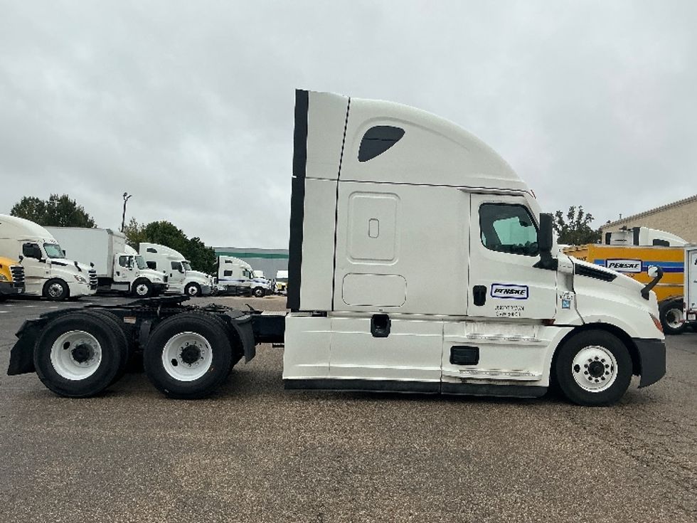 Sleeper Tractor-Heavy Duty Tractors-Freightliner-2022-T12664ST-Olive Branch-MS-480,089\n\t\tmiles-$ 73,250 - Image 8
