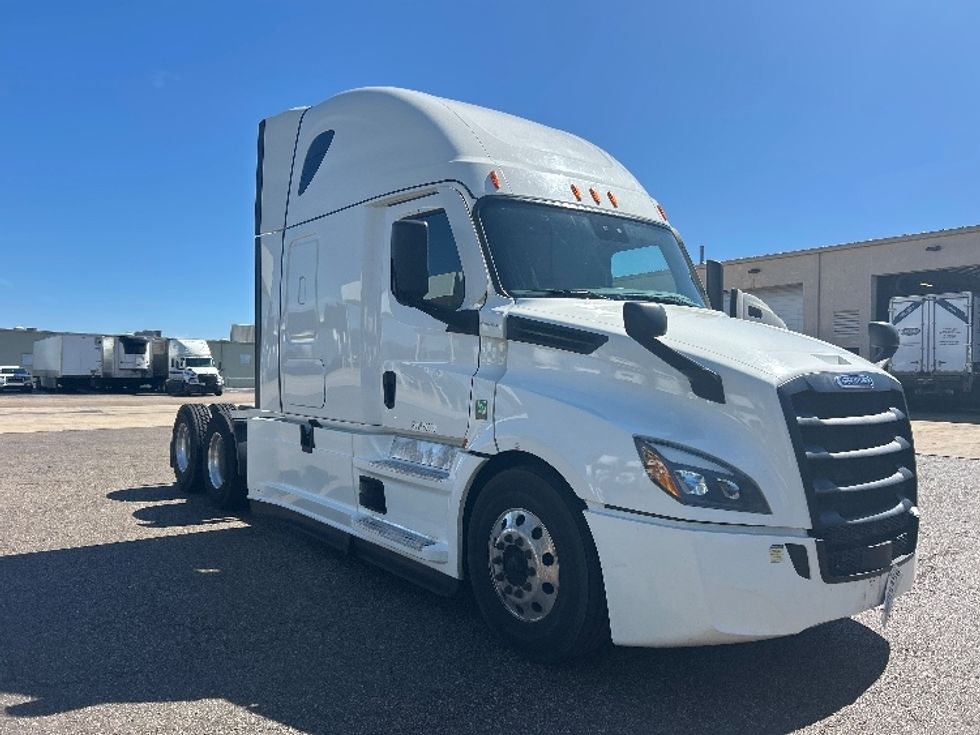Sleeper Tractor-Heavy Duty Tractors-Freightliner-2022-T12664ST-Olive Branch-MS-502,636\n\t\tmiles-$ 84,250 - Image 1