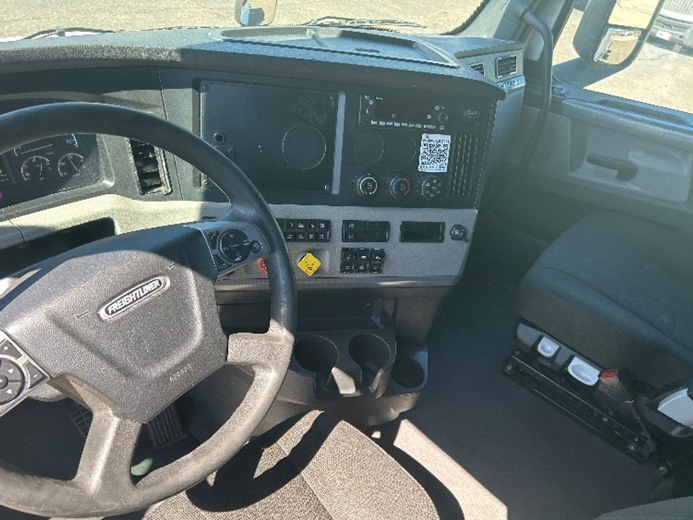 Sleeper Tractor-Heavy Duty Tractors-Freightliner-2022-T12664ST-Olive Branch-MS-502,636\n\t\tmiles-$ 84,250 - Image 10