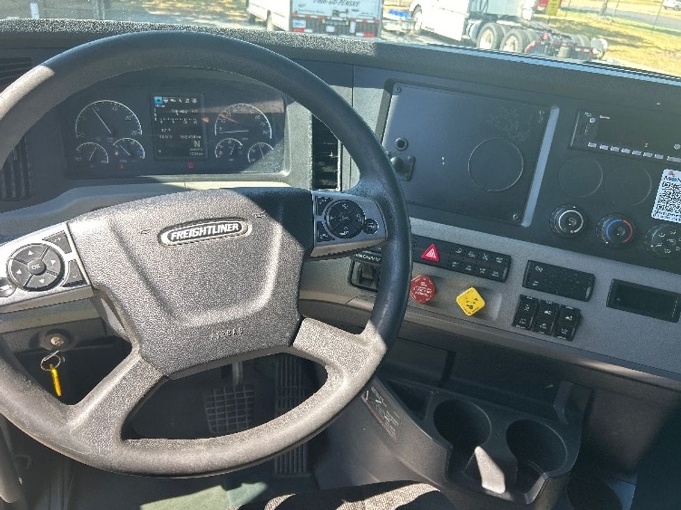 Sleeper Tractor-Heavy Duty Tractors-Freightliner-2022-T12664ST-Olive Branch-MS-502,636\n\t\tmiles-$ 84,250 - Image 11