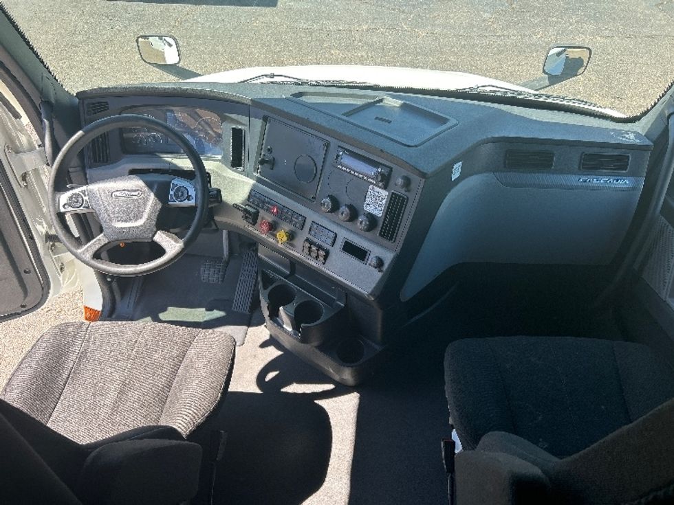 Sleeper Tractor-Heavy Duty Tractors-Freightliner-2022-T12664ST-Olive Branch-MS-502,636\n\t\tmiles-$ 84,250 - Image 12