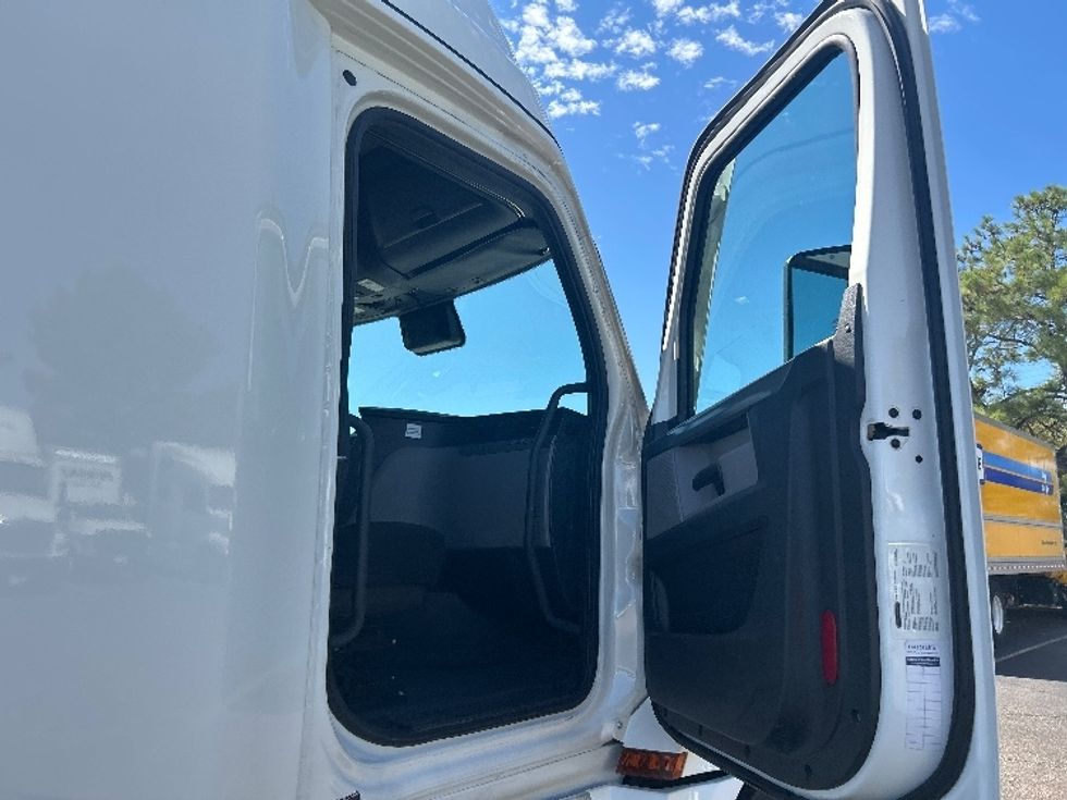 Sleeper Tractor-Heavy Duty Tractors-Freightliner-2022-T12664ST-Olive Branch-MS-502,636\n\t\tmiles-$ 84,250 - Image 13