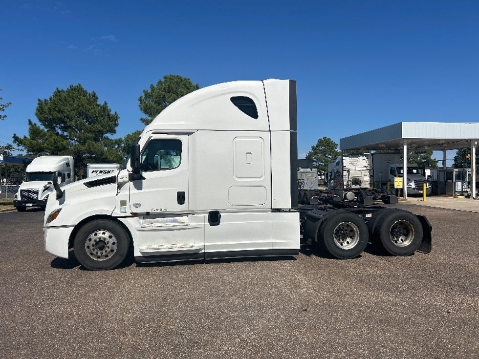 Sleeper Tractor-Heavy Duty Tractors-Freightliner-2022-T12664ST-Olive Branch-MS-502,636\n\t\tmiles-$ 84,250 - Image 4