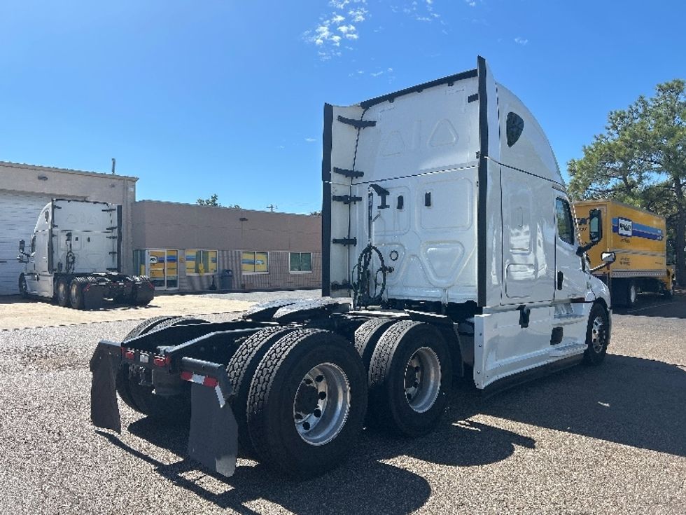 Sleeper Tractor-Heavy Duty Tractors-Freightliner-2022-T12664ST-Olive Branch-MS-502,636\n\t\tmiles-$ 84,250 - Image 7