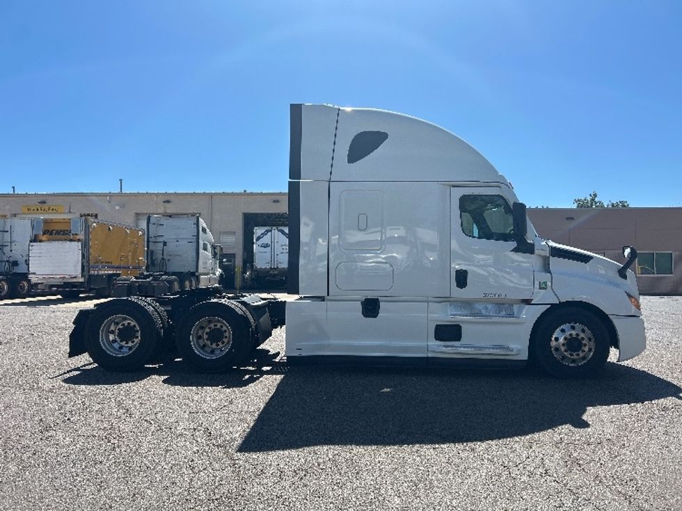 Sleeper Tractor-Heavy Duty Tractors-Freightliner-2022-T12664ST-Olive Branch-MS-502,636\n\t\tmiles-$ 84,250 - Image 8