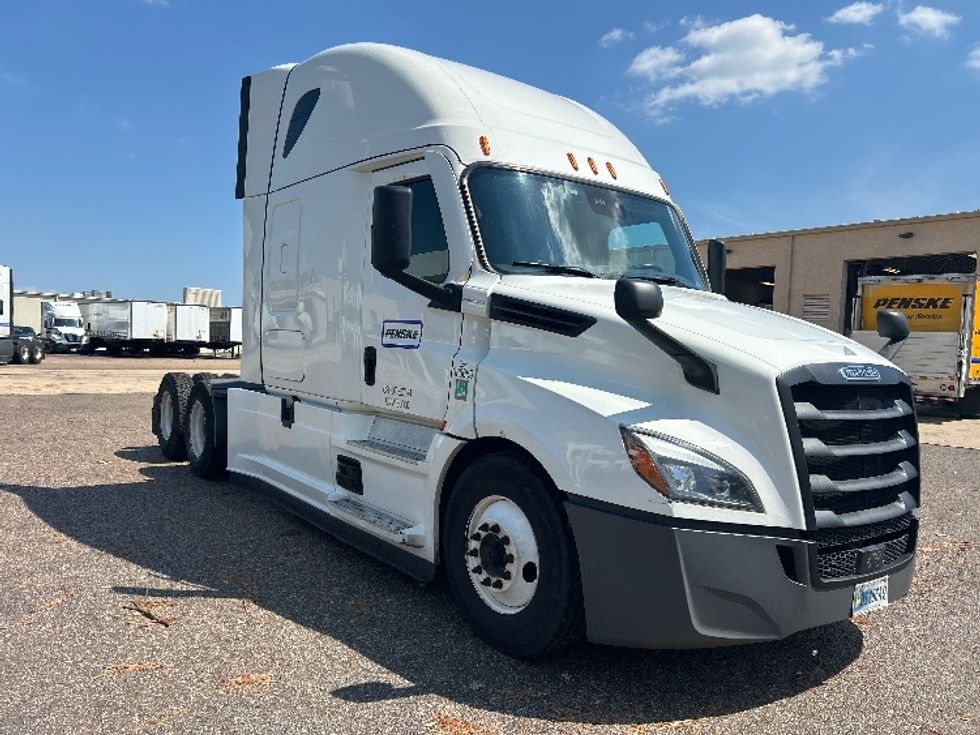 Sleeper Tractor-Heavy Duty Tractors-Freightliner-2022-T12664ST-Olive Branch-MS-566,701\n\t\tmiles-$ 70,500 - Image 1
