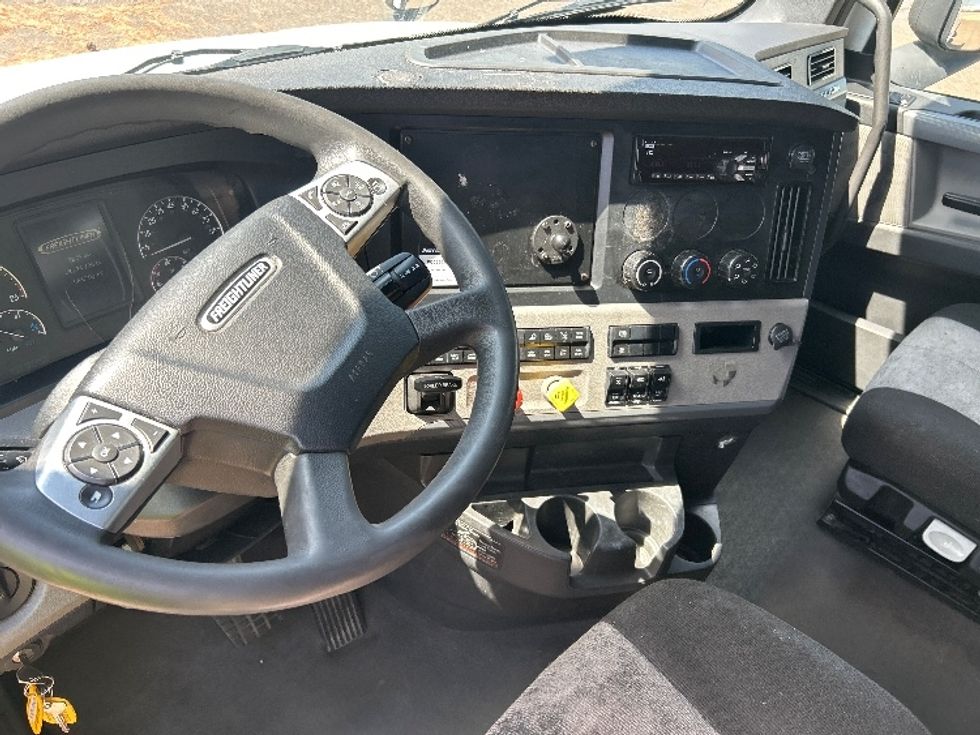Sleeper Tractor-Heavy Duty Tractors-Freightliner-2022-T12664ST-Olive Branch-MS-566,701\n\t\tmiles-$ 70,500 - Image 10