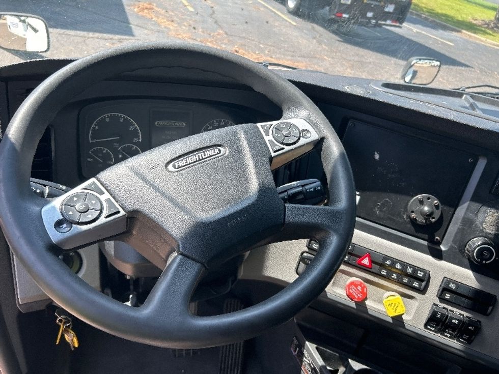 Sleeper Tractor-Heavy Duty Tractors-Freightliner-2022-T12664ST-Olive Branch-MS-566,701\n\t\tmiles-$ 70,500 - Image 11