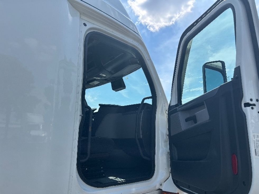 Sleeper Tractor-Heavy Duty Tractors-Freightliner-2022-T12664ST-Olive Branch-MS-566,701\n\t\tmiles-$ 70,500 - Image 13