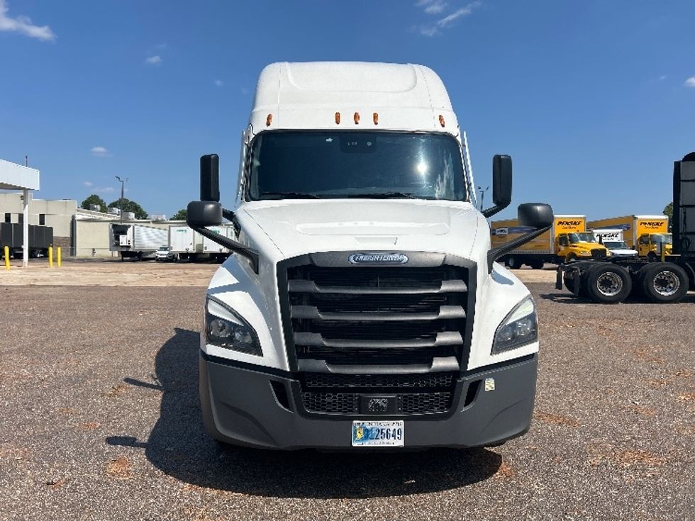 Sleeper Tractor-Heavy Duty Tractors-Freightliner-2022-T12664ST-Olive Branch-MS-566,701\n\t\tmiles-$ 70,500 - Image 2