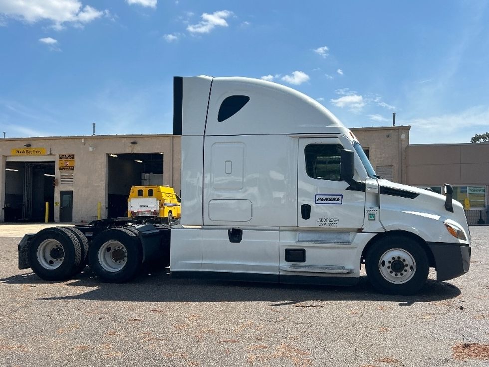 Sleeper Tractor-Heavy Duty Tractors-Freightliner-2022-T12664ST-Olive Branch-MS-566,701\n\t\tmiles-$ 70,500 - Image 8