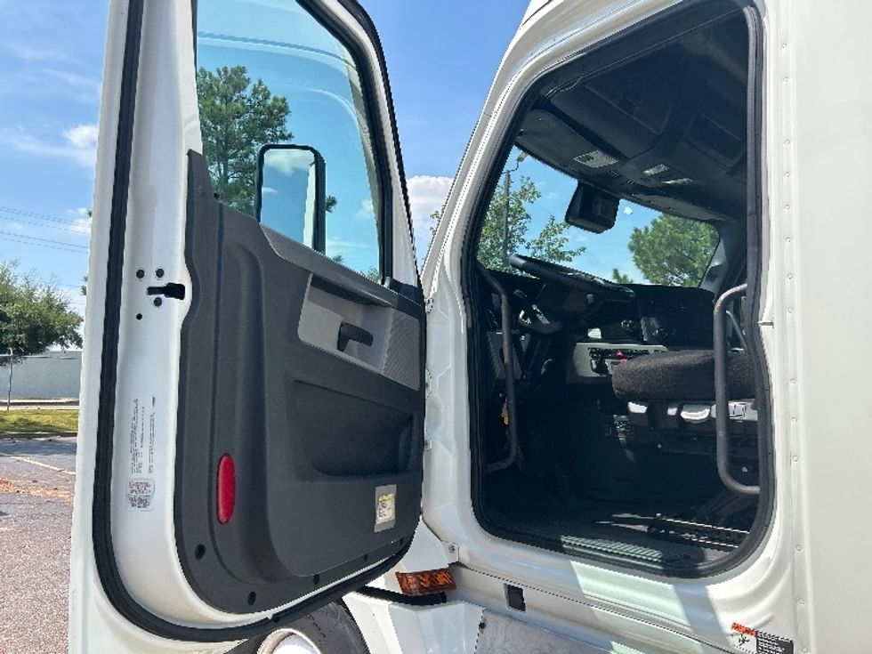 Sleeper Tractor-Heavy Duty Tractors-Freightliner-2022-T12664ST-Olive Branch-MS-566,701\n\t\tmiles-$ 70,500 - Image 9