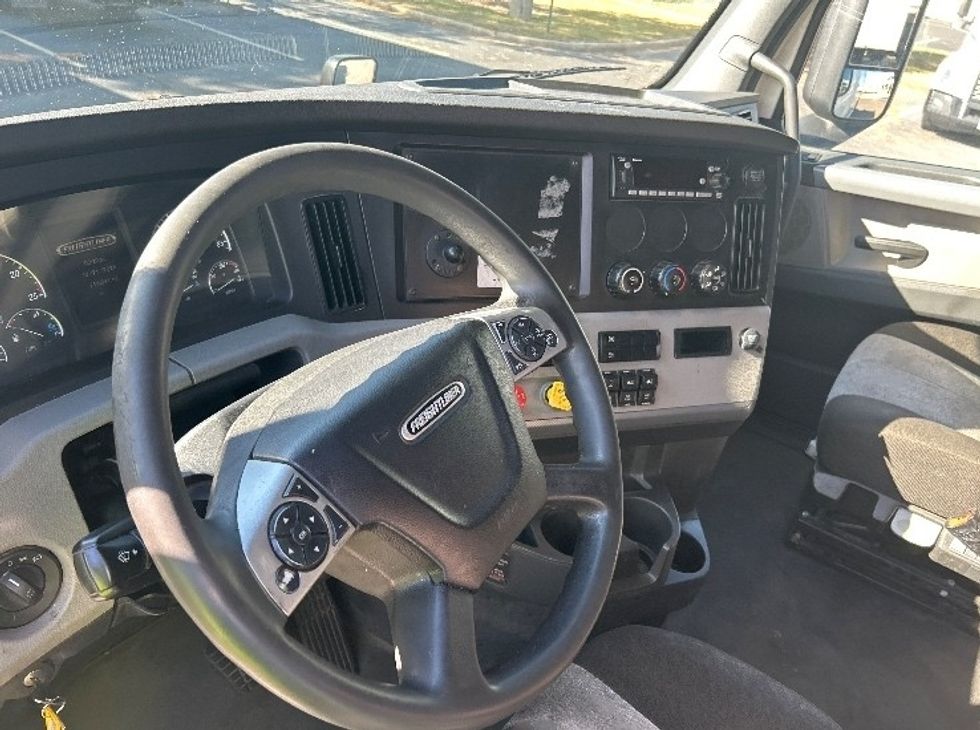 Sleeper Tractor-Heavy Duty Tractors-Freightliner-2022-T12664ST-Olive Branch-MS-718,563\n\t\tmiles-$ 58,750 - Image 10
