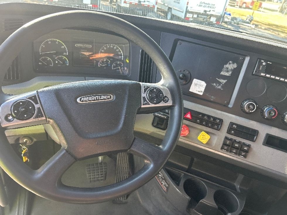 Sleeper Tractor-Heavy Duty Tractors-Freightliner-2022-T12664ST-Olive Branch-MS-718,563\n\t\tmiles-$ 58,750 - Image 11