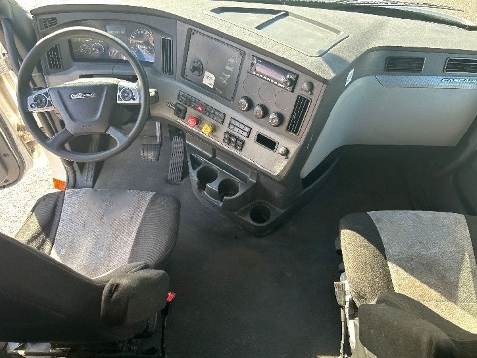 Sleeper Tractor-Heavy Duty Tractors-Freightliner-2022-T12664ST-Olive Branch-MS-718,563\n\t\tmiles-$ 58,750 - Image 12