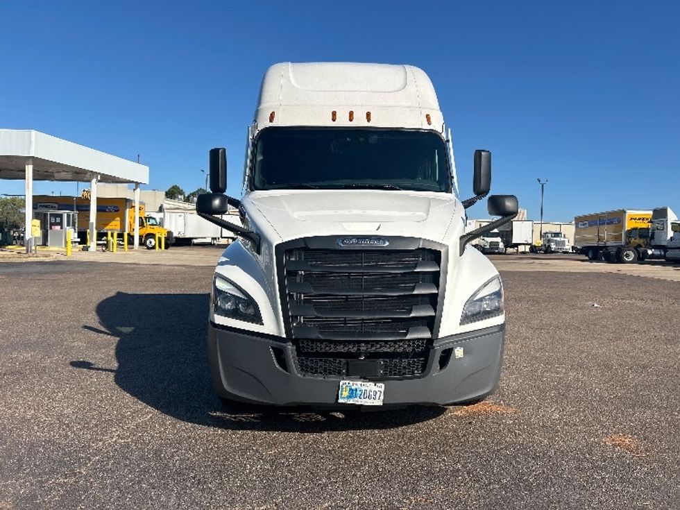 Sleeper Tractor-Heavy Duty Tractors-Freightliner-2022-T12664ST-Olive Branch-MS-718,563\n\t\tmiles-$ 58,750 - Image 2