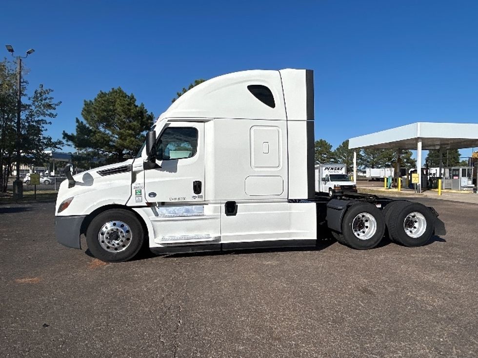Sleeper Tractor-Heavy Duty Tractors-Freightliner-2022-T12664ST-Olive Branch-MS-718,563\n\t\tmiles-$ 58,750 - Image 4