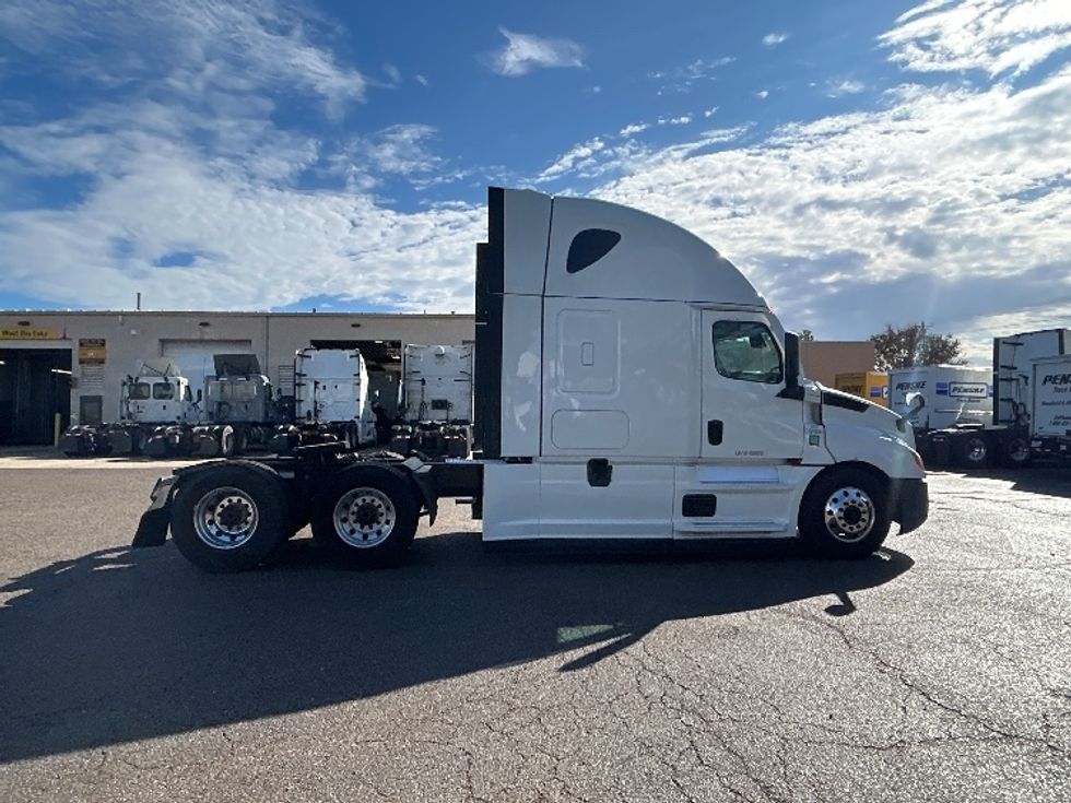 Sleeper Tractor-Heavy Duty Tractors-Freightliner-2022-T12664ST-Olive Branch-MS-718,563\n\t\tmiles-$ 58,750 - Image 8