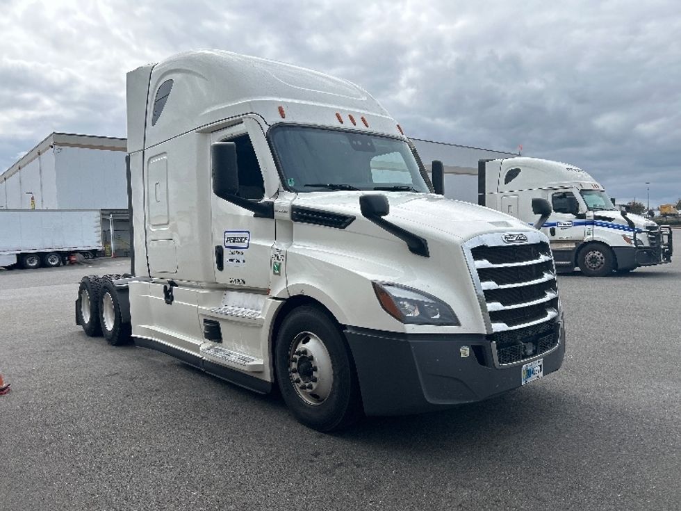 Sleeper Tractor-Heavy Duty Tractors-Freightliner-2022-T12664ST-Olympia-WA-552,768\n\t\tmiles-$ 73,000 - Image 1