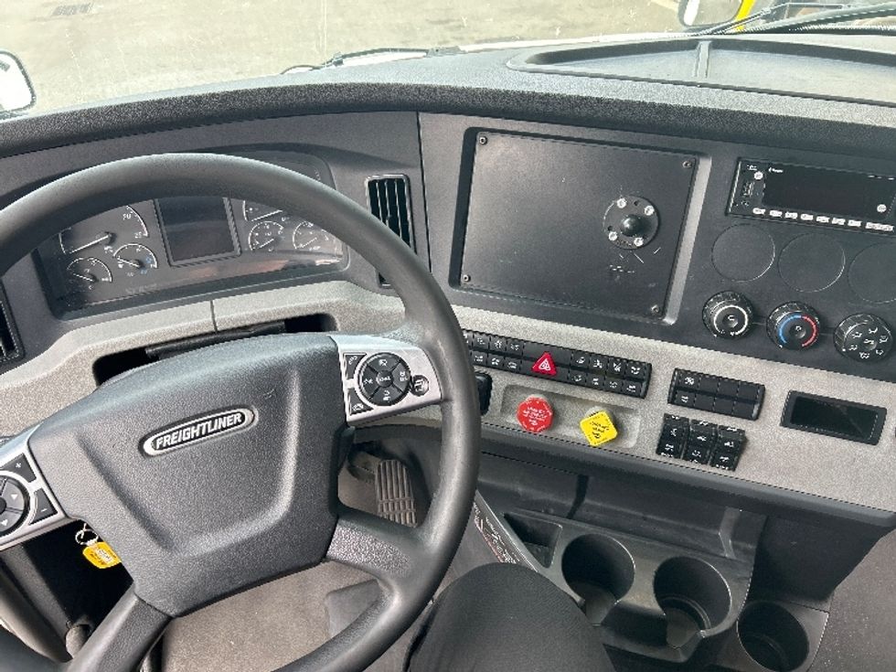 Sleeper Tractor-Heavy Duty Tractors-Freightliner-2022-T12664ST-Olympia-WA-552,768\n\t\tmiles-$ 73,000 - Image 10