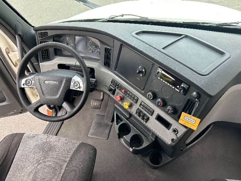 Sleeper Tractor-Heavy Duty Tractors-Freightliner-2022-T12664ST-Olympia-WA-552,768\n\t\tmiles-$ 73,000 - Image 11
