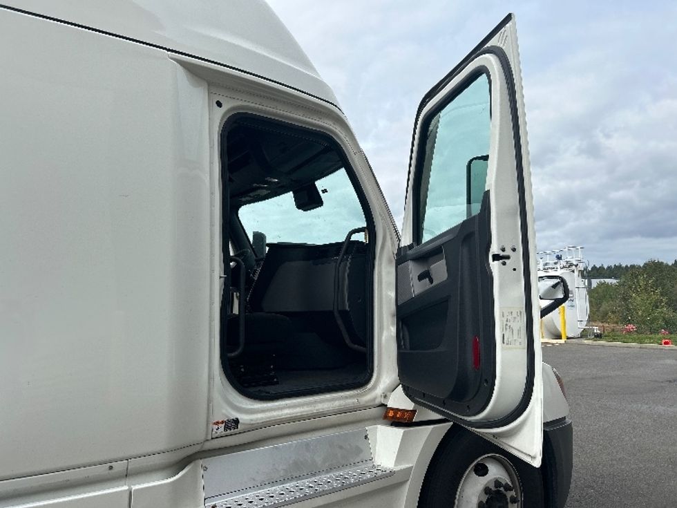 Sleeper Tractor-Heavy Duty Tractors-Freightliner-2022-T12664ST-Olympia-WA-552,768\n\t\tmiles-$ 73,000 - Image 12