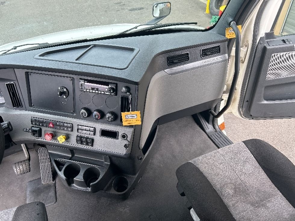 Sleeper Tractor-Heavy Duty Tractors-Freightliner-2022-T12664ST-Olympia-WA-552,768\n\t\tmiles-$ 73,000 - Image 14