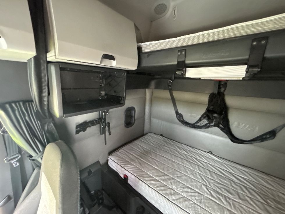 Sleeper Tractor-Heavy Duty Tractors-Freightliner-2022-T12664ST-Olympia-WA-552,768\n\t\tmiles-$ 73,000 - Image 18