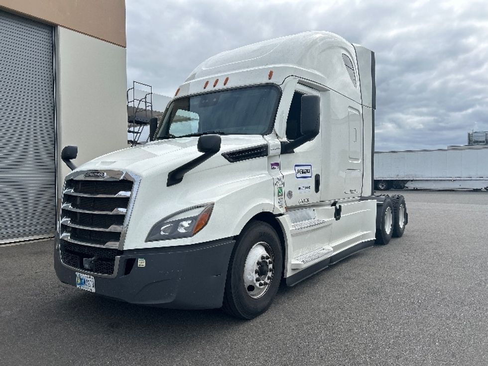 Sleeper Tractor-Heavy Duty Tractors-Freightliner-2022-T12664ST-Olympia-WA-552,768\n\t\tmiles-$ 73,000 - Image 3