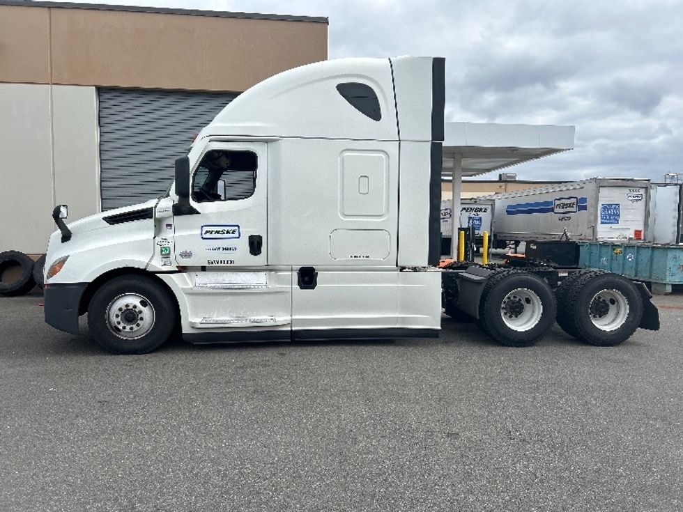 Sleeper Tractor-Heavy Duty Tractors-Freightliner-2022-T12664ST-Olympia-WA-552,768\n\t\tmiles-$ 73,000 - Image 4