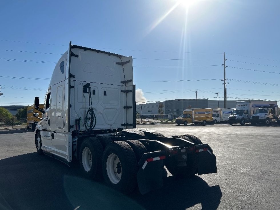 Sleeper Tractor-Heavy Duty Tractors-Freightliner-2022-T12664ST-Olympia-WA-552,768\n\t\tmiles-$ 73,000 - Image 5