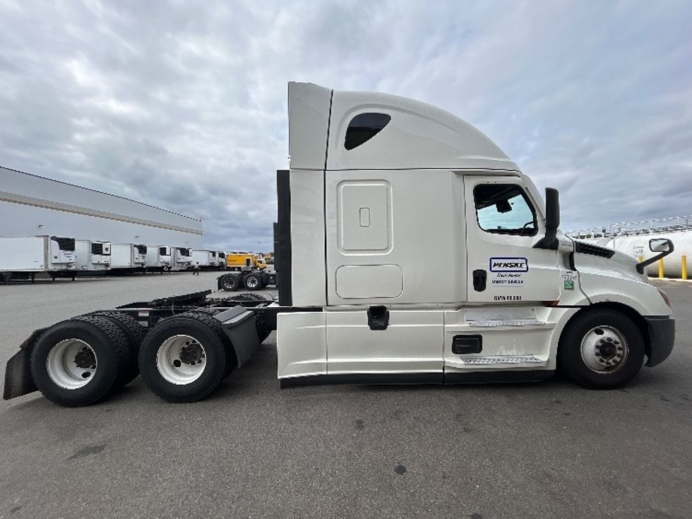 Sleeper Tractor-Heavy Duty Tractors-Freightliner-2022-T12664ST-Olympia-WA-552,768\n\t\tmiles-$ 73,000 - Image 7