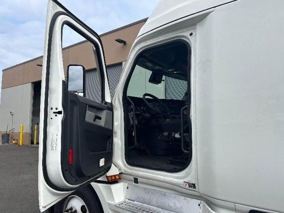 Sleeper Tractor-Heavy Duty Tractors-Freightliner-2022-T12664ST-Olympia-WA-552,768\n\t\tmiles-$ 73,000 - Image 8