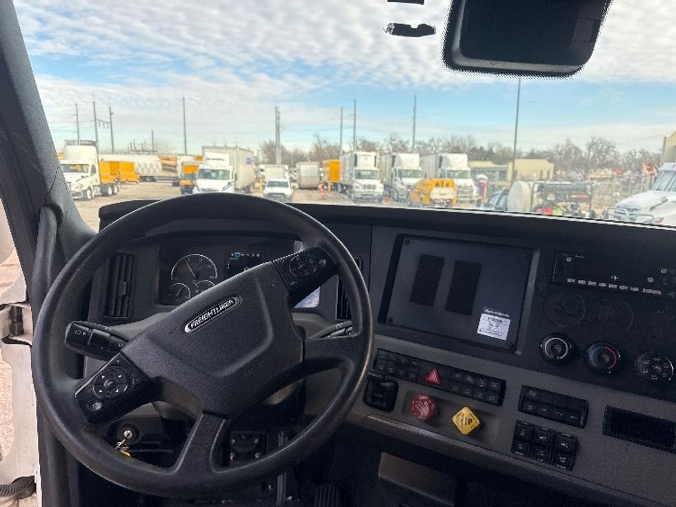 Sleeper Tractor-Heavy Duty Tractors-Freightliner-2022-T12664ST-Omaha-NE-370,627\n\t\tmiles-$ 82,500 - Image 11