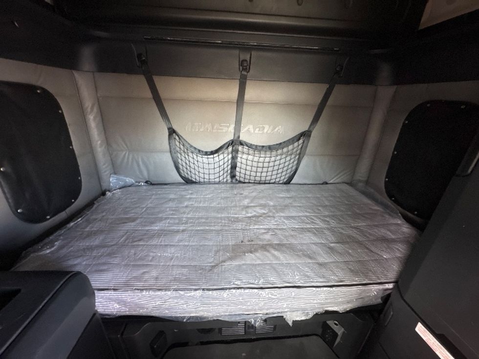 Sleeper Tractor-Heavy Duty Tractors-Freightliner-2022-T12664ST-Omaha-NE-370,627\n\t\tmiles-$ 82,500 - Image 16