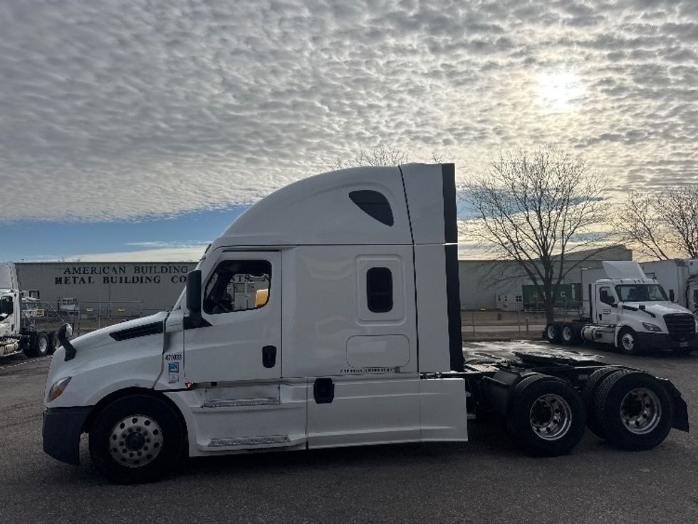 Sleeper Tractor-Heavy Duty Tractors-Freightliner-2022-T12664ST-Omaha-NE-370,627\n\t\tmiles-$ 82,500 - Image 4