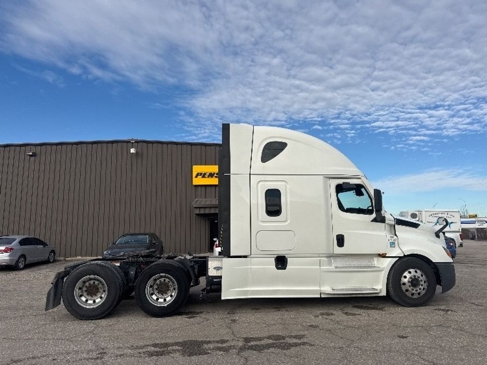 Sleeper Tractor-Heavy Duty Tractors-Freightliner-2022-T12664ST-Omaha-NE-370,627\n\t\tmiles-$ 82,500 - Image 8