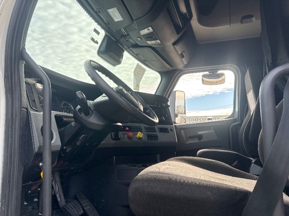 Sleeper Tractor-Heavy Duty Tractors-Freightliner-2022-T12664ST-Omaha-NE-370,627\n\t\tmiles-$ 82,500 - Image 9