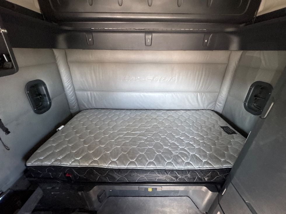 Sleeper Tractor-Heavy Duty Tractors-Freightliner-2022-T12664ST-Omaha-NE-465,651\n\t\tmiles-$ 71,000 - Image 16